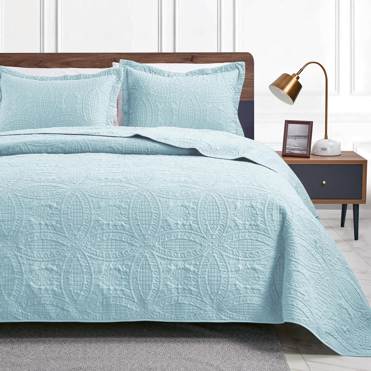 Love's Cabin Lightweight Quilt Bedspread Set