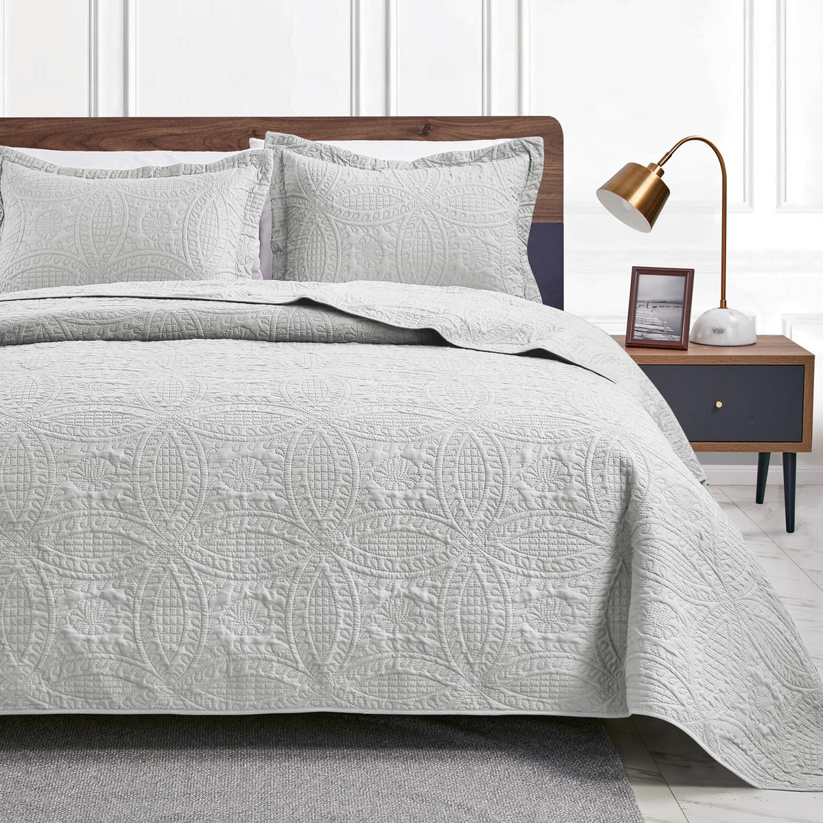 Love's Cabin Lightweight Quilt Bedspread Set
