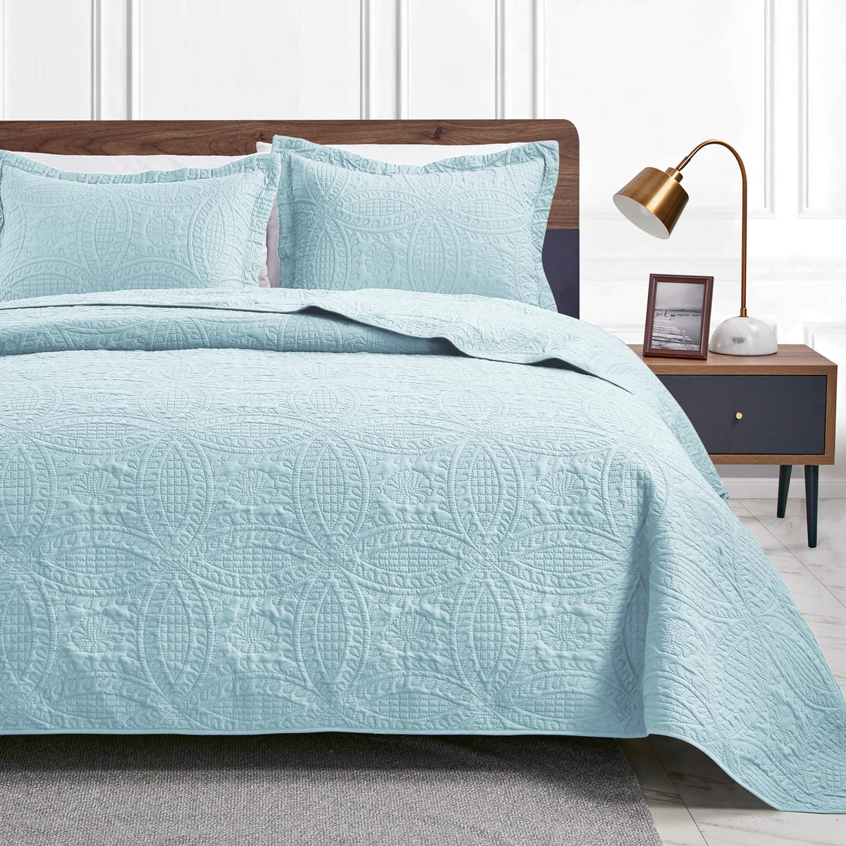 Love's Cabin Lightweight Quilt Bedspread Set